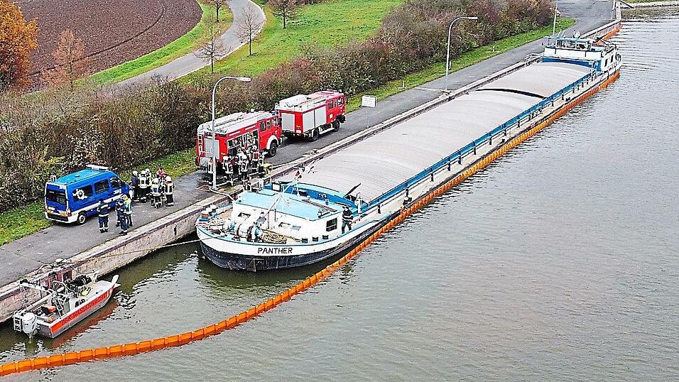 Auf dem Main-Donau-Kanal in der Oberpfalz havarierte am Samstagmorgen ein Frachtschiff nach einer Kollision mit der Hafenmauer. Taucher entdeckten bei der Suche nach dem Leck ein Auto mit einer Leiche. Auf dem Main-Donau-Kanal in der Oberpfalz havarierte am Samstagmorgen ein Frachtschiff nach einer Kollision mit der Hafenmauer. Taucher entdeckten bei der Suche nach dem Leck ein Auto mit einer Leiche.