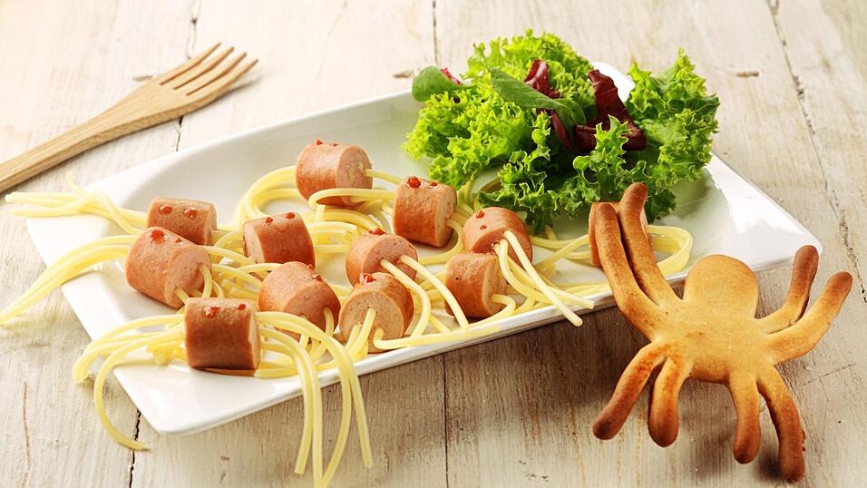 Zu Halloween lässt dieses Gericht vor allem Kinderherzen höher schlagen: Spinnen-Würstchen - sieht auch ziemlich gruselig aus.