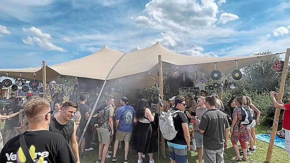 Auf dem Festivalgel&auml;nde gibt es drei B&uuml;hnen, dazu Verkaufsst&auml;nde.