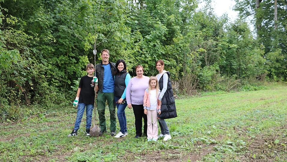 Freuen sich über das Projekt Streuobstwiese (v. l.): Justus mit einem Gravensteiner-Apfelbaum, Ulrich und Sylvia Krinner sowie vom OGV Angelika Denk und Franziska Bleyer mit Sophie.
