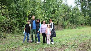 Freuen sich über das Projekt Streuobstwiese (v. l.): Justus mit einem Gravensteiner-Apfelbaum, Ulrich und Sylvia Krinner sowie vom OGV Angelika Denk und Franziska Bleyer mit Sophie.