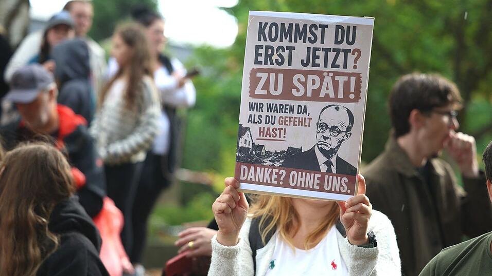 Demonstranten warfen Merz vor, erst nach Ende der Löscharbeiten den Brandort aufzusuchen. Demonstranten warfen Merz vor, erst nach Ende der Löscharbeiten den Brandort aufzusuchen.