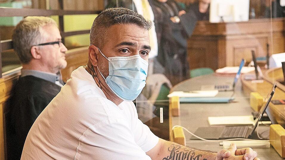 Beruflich markiert Bushido stets den harten Kerl. Zu Hause hat seine Frau Anna-Maria das Sagen. Sie war es auch, die auf die endgültige Lossagung von Bushidos 'Schattenmann' Arafat Abou-Chaker drängte. Heute treffen die einst so unzertrennlichen Freunde nur noch vor Gericht aufeinander. Beruflich markiert Bushido stets den harten Kerl. Zu Hause hat seine Frau Anna-Maria das Sagen. Sie war es auch, die auf die endgültige Lossagung von Bushidos 'Schattenmann' Arafat Abou-Chaker drängte. Heute treffen die einst so unzertrennlichen Freunde nur noch vor Gericht aufeinander.