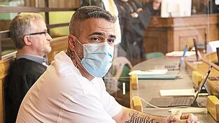 Beruflich markiert Bushido stets den harten Kerl. Zu Hause hat seine Frau Anna-Maria das Sagen. Sie war es auch, die auf die endgültige Lossagung von Bushidos 'Schattenmann' Arafat Abou-Chaker drängte. Heute treffen die einst so unzertrennlichen Freunde nur noch vor Gericht aufeinander.