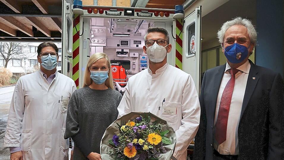 &Auml;rztlicher Direktor Dr. Markus Neumaier (l.), Doreen Schubert, Leitung Personal und Organisation des Klinikums Freising, und Landrat Helmut Petz (r.) begr&uuml;&szlig;ten den neuen Chefarzt Martin Kawald.
