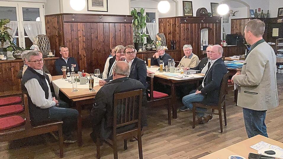 Unter der Leitung des stellvertretenden Kreisvorsitzenden Matthias Berger (stehend) fand die Neuwahl im fusionierten Ortsverband Buchhofen mit Vorsitzendem Josef Friedberger (sitzend r.) statt.