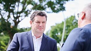 Hubertus Heil besucht anlässlich der Kabinettbefassung zum Bürgergeld-Gesetz das Jobcenter Berlin-Lichtenberg. Hubertus Heil besucht anlässlich der Kabinettbefassung zum Bürgergeld-Gesetz das Jobcenter Berlin-Lichtenberg.