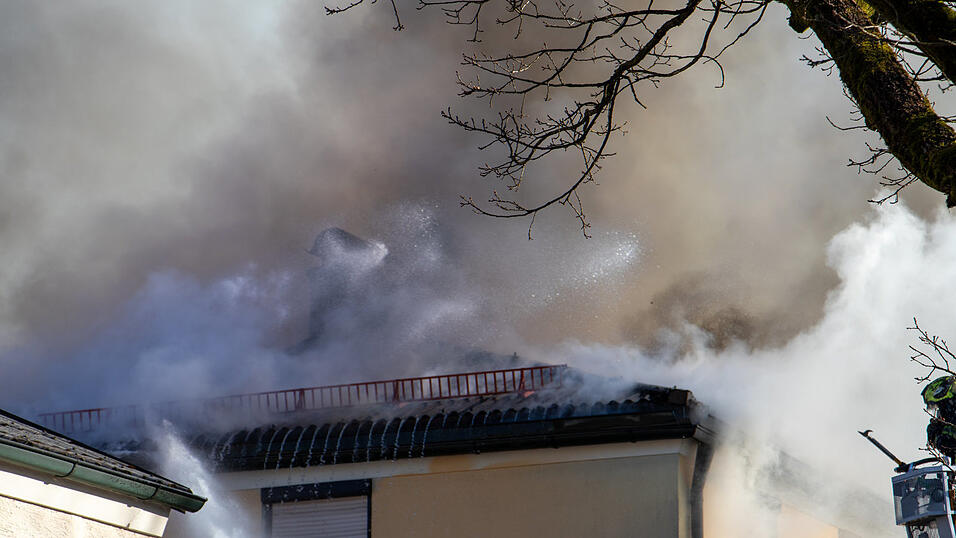 Zahlreiche Einsatzkräfte von Feuerwehr, Polizei und Rettungsdienst waren vor Ort.