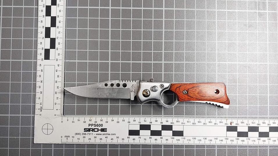 Die Bundespolizisten stellten das verbotene Messer nach freiwilliger Herausgabe sicher. Die Bundespolizisten stellten das verbotene Messer nach freiwilliger Herausgabe sicher.