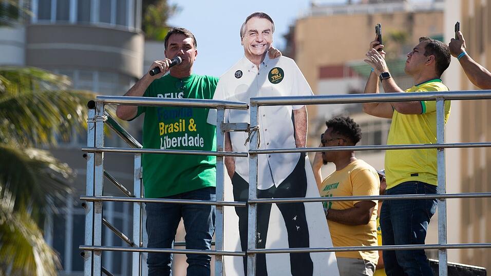 Flavio Bolsonaro stellte seinen Vater über Lautsprecher kurz zu den Demonstrierenden durch. Flavio Bolsonaro stellte seinen Vater über Lautsprecher kurz zu den Demonstrierenden durch.