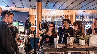 Das Regieduo Enrico Saller (3.v.r) und Marina Hoeft (3.v.l.) beim Dreh in der Kötztinger Spielbank. Nun ist der Film fertig und auch die Post-Production abgeschlossen. Fotos: