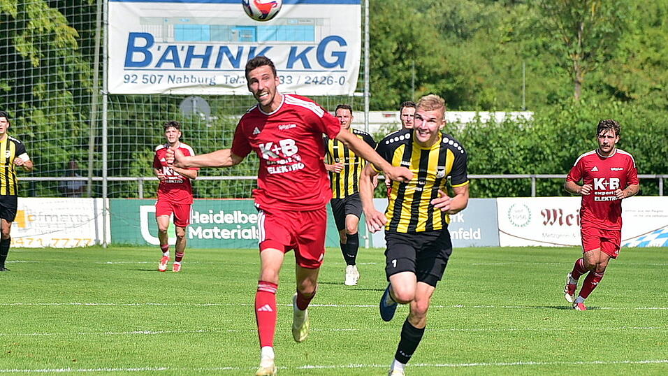 Im Hinspiel bekam die SpVgg Lam mit Daniel Gschwendtner (in Rot) das spielerische Leistungsvermögen der Burglengenfelder zu spüren. Der Abwehrchef fehlt diesmal wegen seiner Rotsperre. Im Hinspiel bekam die SpVgg Lam mit Daniel Gschwendtner (in Rot) das spielerische Leistungsvermögen der Burglengenfelder zu spüren. Der Abwehrchef fehlt diesmal wegen seiner Rotsperre.