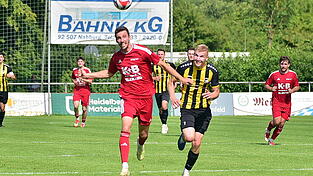 Im Hinspiel bekam die SpVgg Lam mit Daniel Gschwendtner (in Rot) das spielerische Leistungsvermögen der Burglengenfelder zu spüren. Der Abwehrchef fehlt diesmal wegen seiner Rotsperre.
