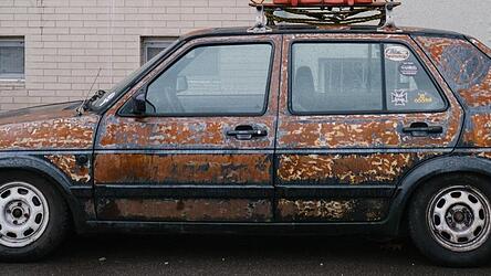 Bei der alten Rostlaube ist es offensichtlich nicht so schlimm, wenn durch das ganze &bdquo;Bumm-Bumm&ldquo; mal eine Schraube locker wird...