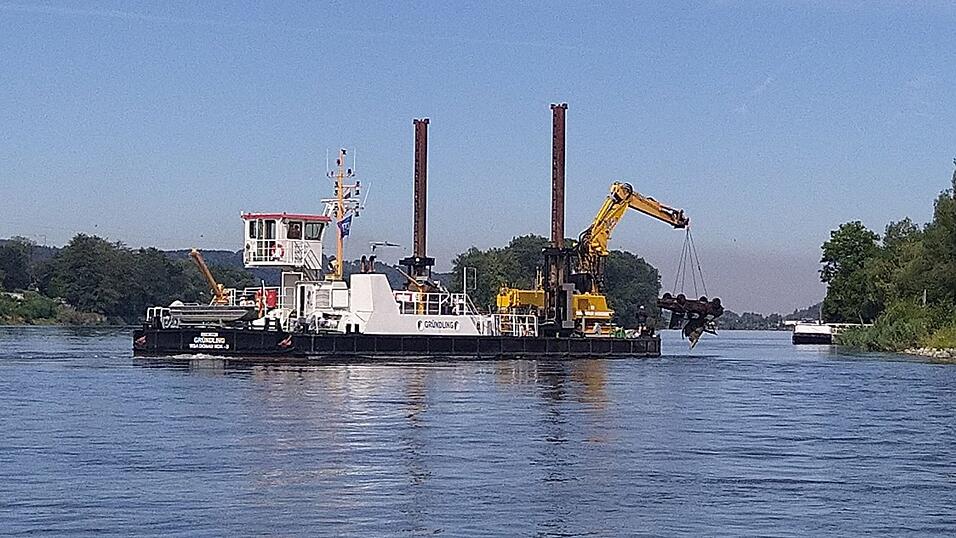 Ein jahrzehntealtes Auto-Wrack ist am Dienstag aus der Donau bei Windorf geborgen worden.