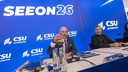 CSU-Landesgruppenchef Alexander Hoffmann (l.) l&auml;utet zum Auftakt der Winterklausur der CSU im Bundestag im Kloster Seeon. Neben ihm der bayerische Ministerpr&auml;sident und CSU-Vorsitzende Markus S&ouml;der.