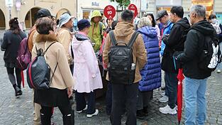 Eine Reisegruppe bei der Stadtführung. Eine Reisegruppe bei der Stadtführung.