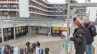 Bauleiterin Laura Zirngibl und Polier Stefan Kopf weihten den Rohbau mit einem Richtfestspruch.