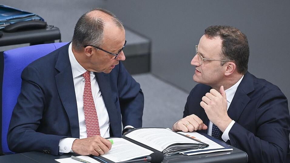 Noch h&auml;lt Friedrich Merz an seinem Fraktionschef Jens Spahn fest.