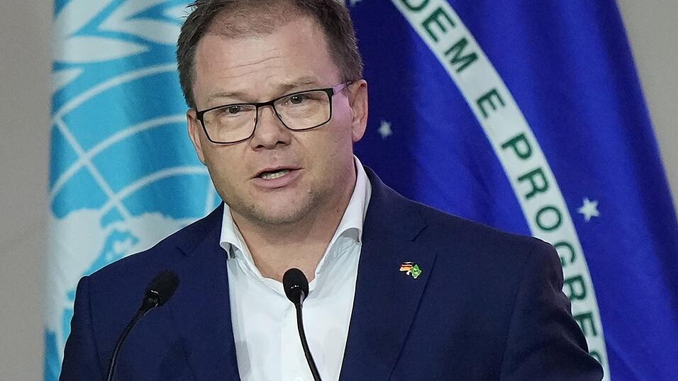 Umweltminister Schneider und Entwicklungsministerin Reem Alabali Radovan kündigten an, dass Deutschland für einen neuen Fonds zum Schutz des Regenwalds eine Milliarde Euro über einen Zeitraum von zehn Jahren bereitstellt. Umweltminister Schneider und Entwicklungsministerin Reem Alabali Radovan kündigten an, dass Deutschland für einen neuen Fonds zum Schutz des Regenwalds eine Milliarde Euro über einen Zeitraum von zehn Jahren bereitstellt.