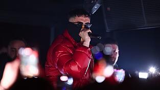 Der Rapper Haftbefehl bei einem Auftritt in Gießen vergangenes Jahr. (Archivbild) Der Rapper Haftbefehl bei einem Auftritt in Gießen vergangenes Jahr. (Archivbild)