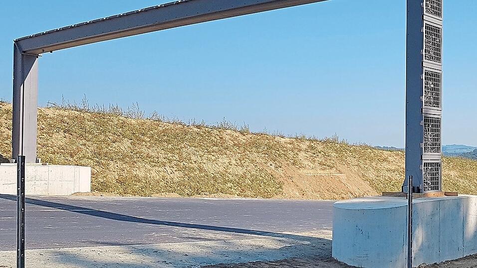 Die Hohlr&auml;ume sind mit &Auml;sten und Laub bef&uuml;llt. Bis zum Fr&uuml;hjahr soll nun nachgebessert werden.