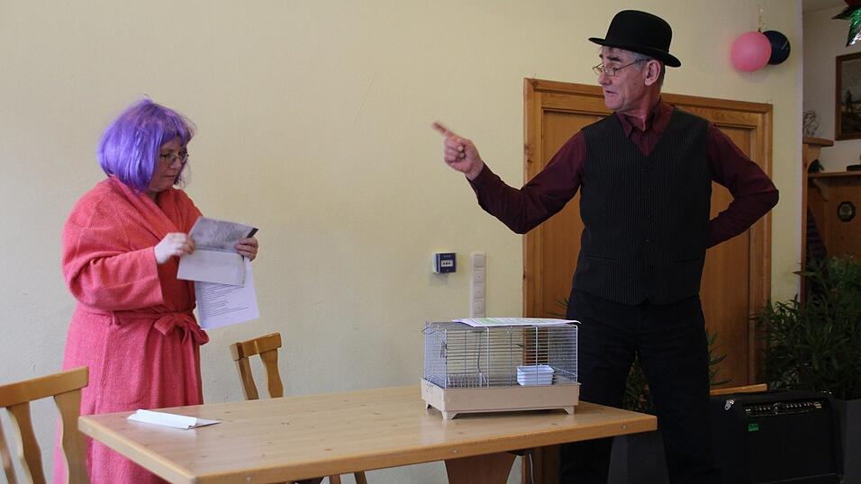 Dr. Maria Reindl und Bruno Janke unterhielten die Gäste mit dem Sketch 'Der Vogelhändler'.