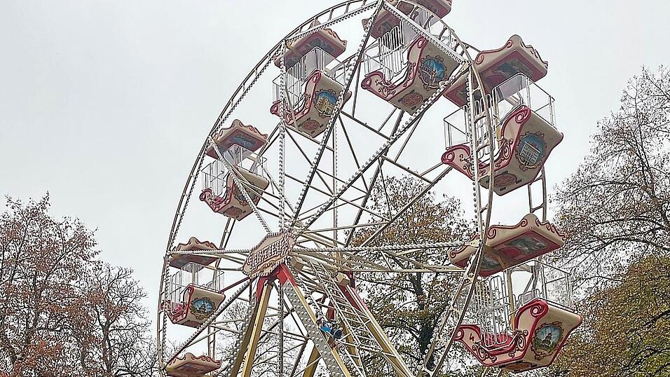 In den vergangenen Jahren war das Riesenrad der große Blickfang schlechthin auf dem Landshuter Christkindlmarkt. In diesem Winter wird das Ganze einige Nummern kleiner ausfallen, wenn das nostalgische Riesenrad gemächlich seine Runden dreht. In den vergangenen Jahren war das Riesenrad der große Blickfang schlechthin auf dem Landshuter Christkindlmarkt. In diesem Winter wird das Ganze einige Nummern kleiner ausfallen, wenn das nostalgische Riesenrad gemächlich seine Runden dreht.