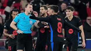Der deutsche Schiedsrichter Felix Zwayer (2.v.l) hatte beim Spiel Benfica gegen Barcelona alle Hände zu tun.