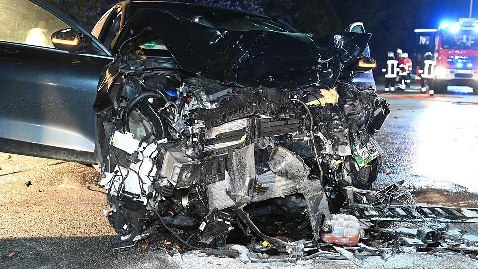 Beim Zusammenstoß auf der B299 sind die Autos total beschädigt worden.  Beim Zusammenstoß auf der B299 sind die Autos total beschädigt worden.