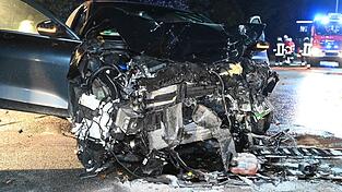 Beim Zusammenstoß auf der B299 sind die Autos total beschädigt worden.  Beim Zusammenstoß auf der B299 sind die Autos total beschädigt worden.