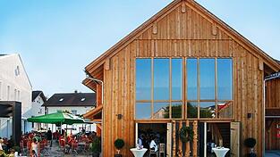 Der Zenger-Kulturstadl wurde von Eigent&uuml;mer Karl Hacker komplett neu aufgebaut und Ende 2013 fertiggestellt. Er zeichnet sich durch seine warme Holzarchitektur und eine wunderbare Akustik aus.