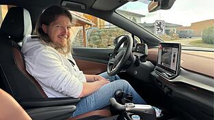 Armin Prommersberger in seinem Fahrschulauto, das er eigens für sich umbauen ließ. Der TÜV-Prüfer hat den Einbau technisch abgenommen und für gut befunden. Armin Prommersberger in seinem Fahrschulauto, das er eigens für sich umbauen ließ. Der TÜV-Prüfer hat den Einbau technisch abgenommen und für gut befunden.