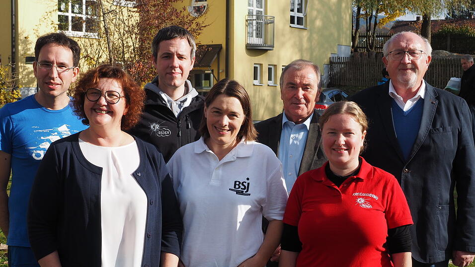 Alle an einem Strang: Ehrengäste, Veranstalter und Ausrichter. Wasserwachtboss Thomas Kufner (v.li.), SV-Schwimmspartenleiterin Angelika Leitermann, KJR-Kreisvorsitzender Thomas Löffler, Margit Ring (Bayer. Sportjugend), Bürgermeister Hermann Brandl, KJR-Geschäftsführerin Anna Wagner und stellvertretender Landrat Erich Muhr. Alle an einem Strang: Ehrengäste, Veranstalter und Ausrichter. Wasserwachtboss Thomas Kufner (v.li.), SV-Schwimmspartenleiterin Angelika Leitermann, KJR-Kreisvorsitzender Thomas Löffler, Margit Ring (Bayer. Sportjugend), Bürgermeister Hermann Brandl, KJR-Geschäftsführerin Anna Wagner und stellvertretender Landrat Erich Muhr.