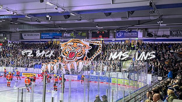 Die Fans der Straubing Tigers haben sich wieder ins Zeug gelegt und beeindrucken wie so oft mit ihrer Choreo! Super! Die Fans der Straubing Tigers haben sich wieder ins Zeug gelegt und beeindrucken wie so oft mit ihrer Choreo! Super!