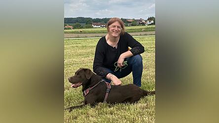 Beim Spazierengehen mit ihrem Labrador Lemmy kommt sie zur Ruhe und genie&szlig;t das Leben.