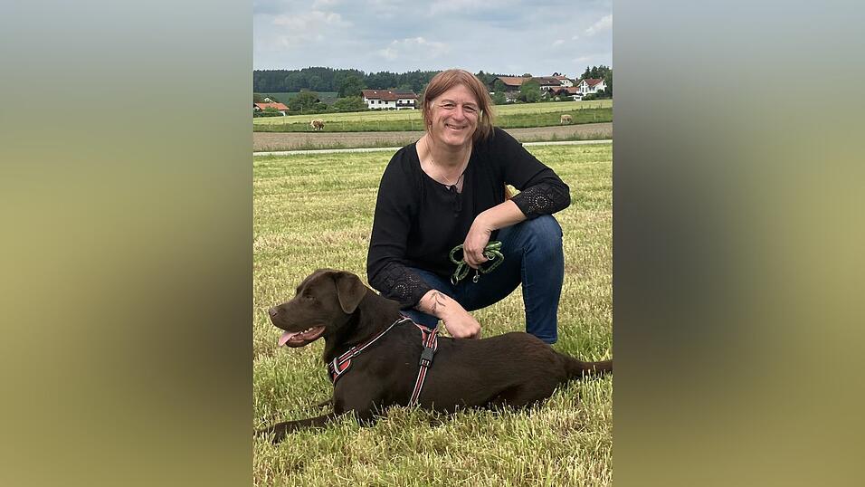 Beim Spazierengehen mit ihrem Labrador Lemmy kommt sie zur Ruhe und genießt das Leben. Beim Spazierengehen mit ihrem Labrador Lemmy kommt sie zur Ruhe und genießt das Leben.