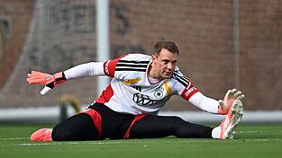 Manuel Neuer beim Training in Aktion.