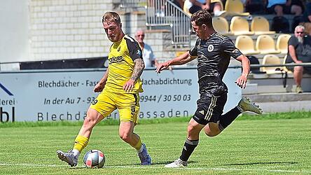 Das Hinspiel gegen Ansbach gewinnt Vilzing mit 4:1. In dieser Szene legt Jonas Go&szlig; (in Gelb) das 2:0 auf.