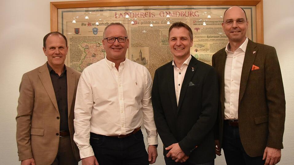 Nicht nur die drei Amtsinhaber Leonhard Berger (links), Markus Huber (2. v. l.) und Franz H&ouml;gl (rechts) freuten sich &uuml;ber ihre Wiederwahl. Mit Michael Senger gibt es einen neuen B&uuml;rgermeister in Attenhofen.