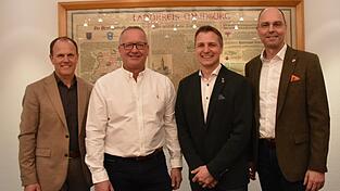 Nicht nur die drei Amtsinhaber Leonhard Berger (links), Markus Huber (2. v. l.) und Franz Högl (rechts) freuten sich über ihre Wiederwahl. Mit Michael Senger gibt es einen neuen Bürgermeister in Attenhofen. Nicht nur die drei Amtsinhaber Leonhard Berger (links), Markus Huber (2. v. l.) und Franz Högl (rechts) freuten sich über ihre Wiederwahl. Mit Michael Senger gibt es einen neuen Bürgermeister in Attenhofen.