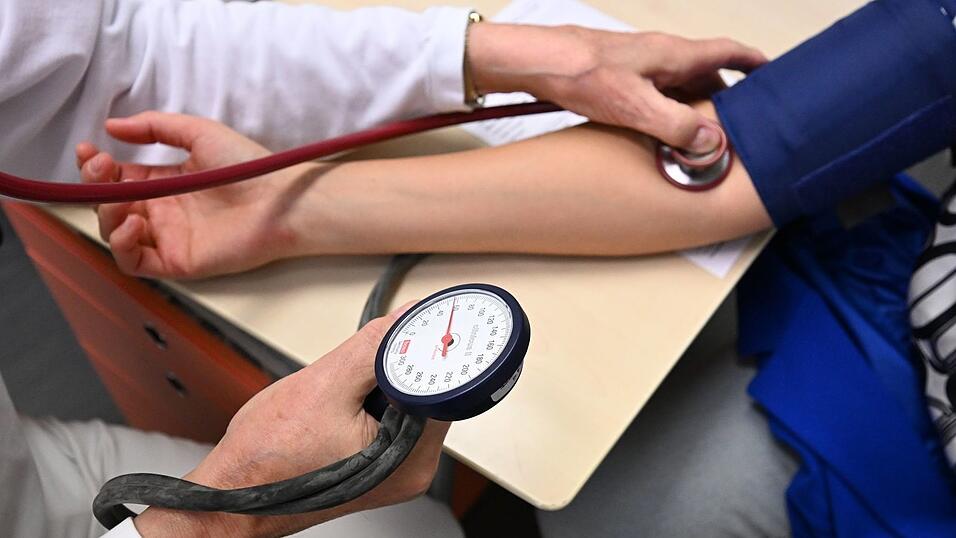 Fast die H&auml;lfte der Gesundheitsausgaben entfiel 2024 auf ambulante Einrichtungen wie Arztpraxen. (Symbolbild)