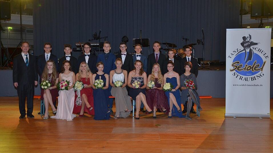 Die Bilder vom Abschlussball der Tanzschule Seidel in der Fraunhofer-Halle am 28. November. Die Bilder vom Abschlussball der Tanzschule Seidel in der Fraunhofer-Halle am 28. November.