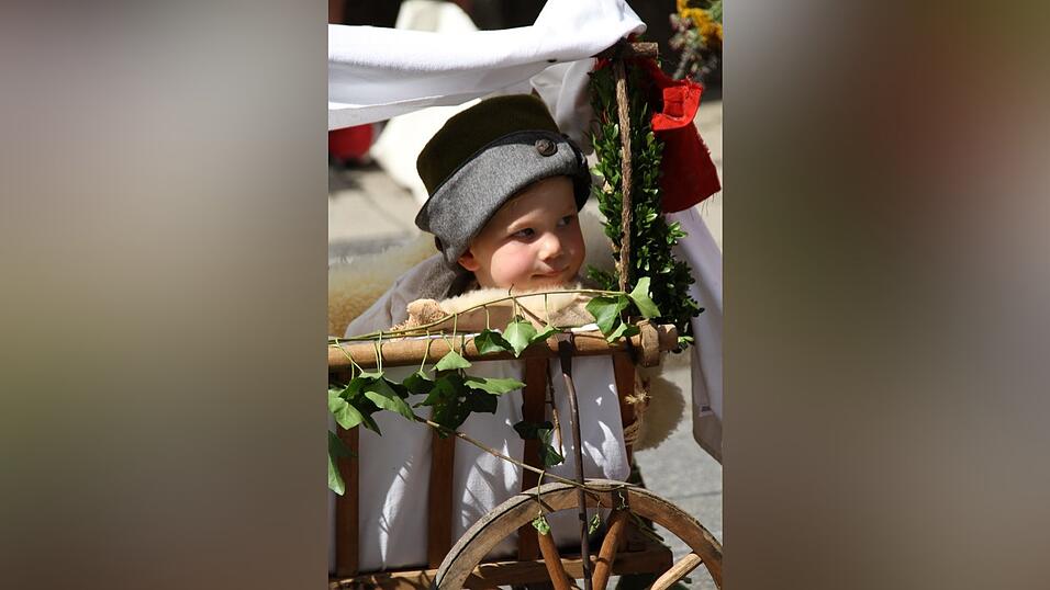 Die schönsten Augenblicke des historischen Drachenstich-Festzuges 2016. Die schönsten Augenblicke des historischen Drachenstich-Festzuges 2016.