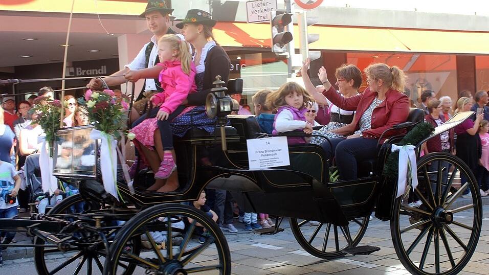 Viele Besucher verfolgten am Sonntag den Umzug auf dem Vilsbiburger Stadtplatz. Viele Besucher verfolgten am Sonntag den Umzug auf dem Vilsbiburger Stadtplatz.