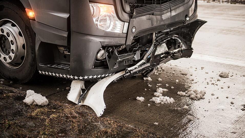 Laut Augenzeugenberichten soll der Mercedes noch einen Lkw gerammt haben, bevor er in die Leitplanke einschlug.