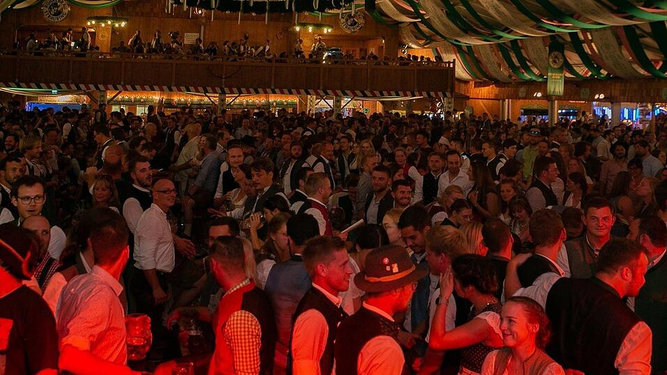 Am Dienstag spielte der Menzl im Festzelt Weckmann auf. Diese Blasmusikfreunde waren mit dabei.