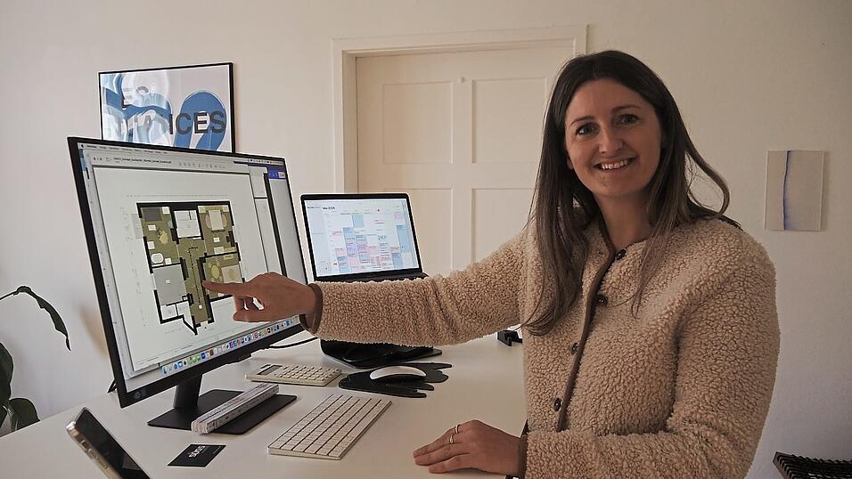Innenarchitektin Julia Grun am PC in ihrem B&uuml;ro.