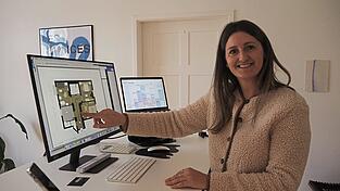 Innenarchitektin Julia Grun am PC in ihrem B&uuml;ro.