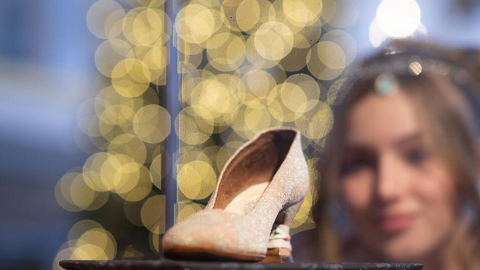 Tamara Kretschmer, Aschenbr&ouml;del des Schl&uuml;sselndes Sachsen, betrachtet im Festsaal von Schloss Moritzburg, dem einstigen Jagdschloss der Wettiner, vor der Er&ouml;ffnung der traditionellen Winterausstellung &laquo;Drei Haseln&uuml;sse f&uuml;r Aschenbr&ouml;del&raquo; zum gleichnamigen Kultfilm den originalen Tanzschuh. Die Pr&auml;sentation macht bis zum 25. Februar 2024 die Welt rund um den bekannten M&auml;rchenfilm erlebbar. (Archivbild)